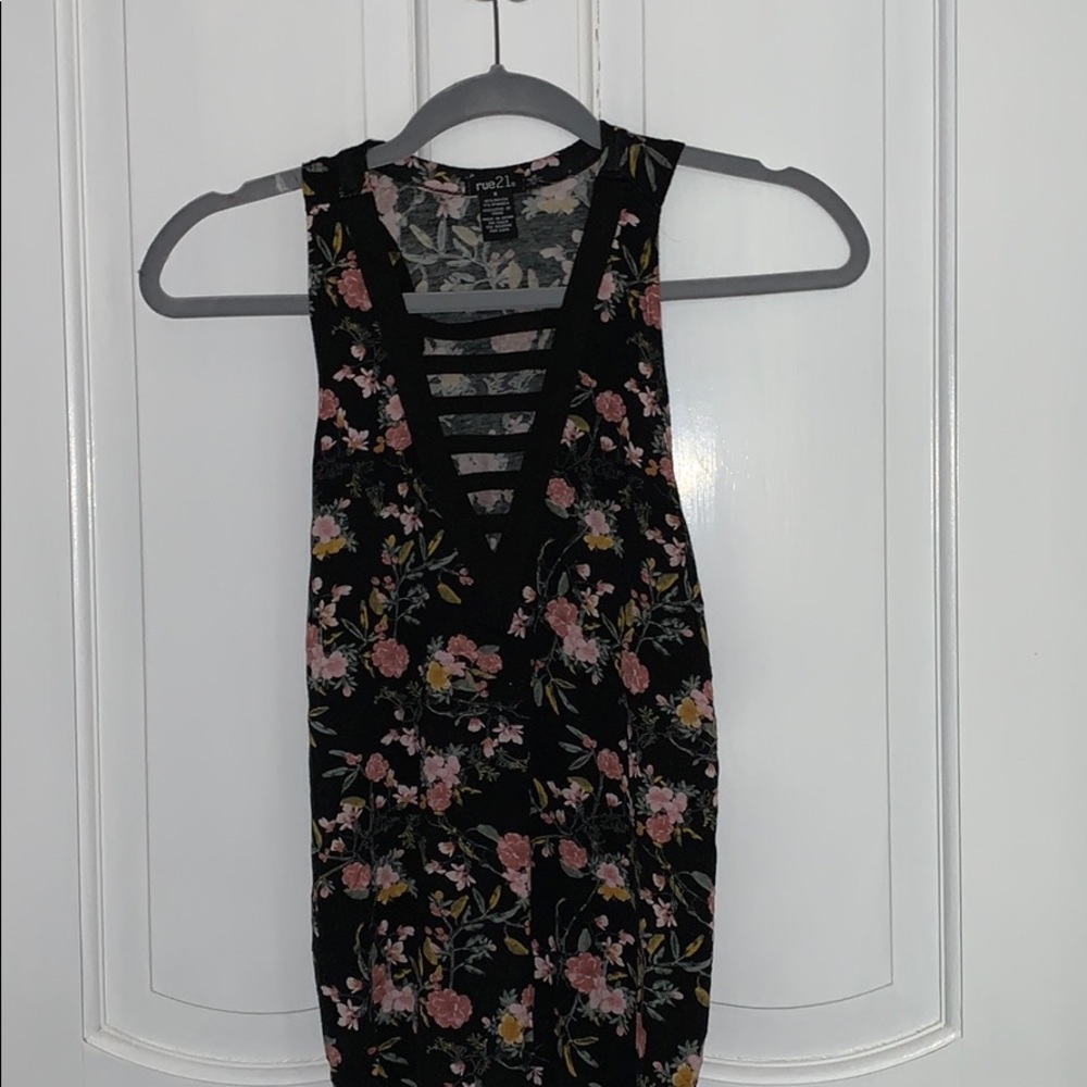 Sleeveless v neck top